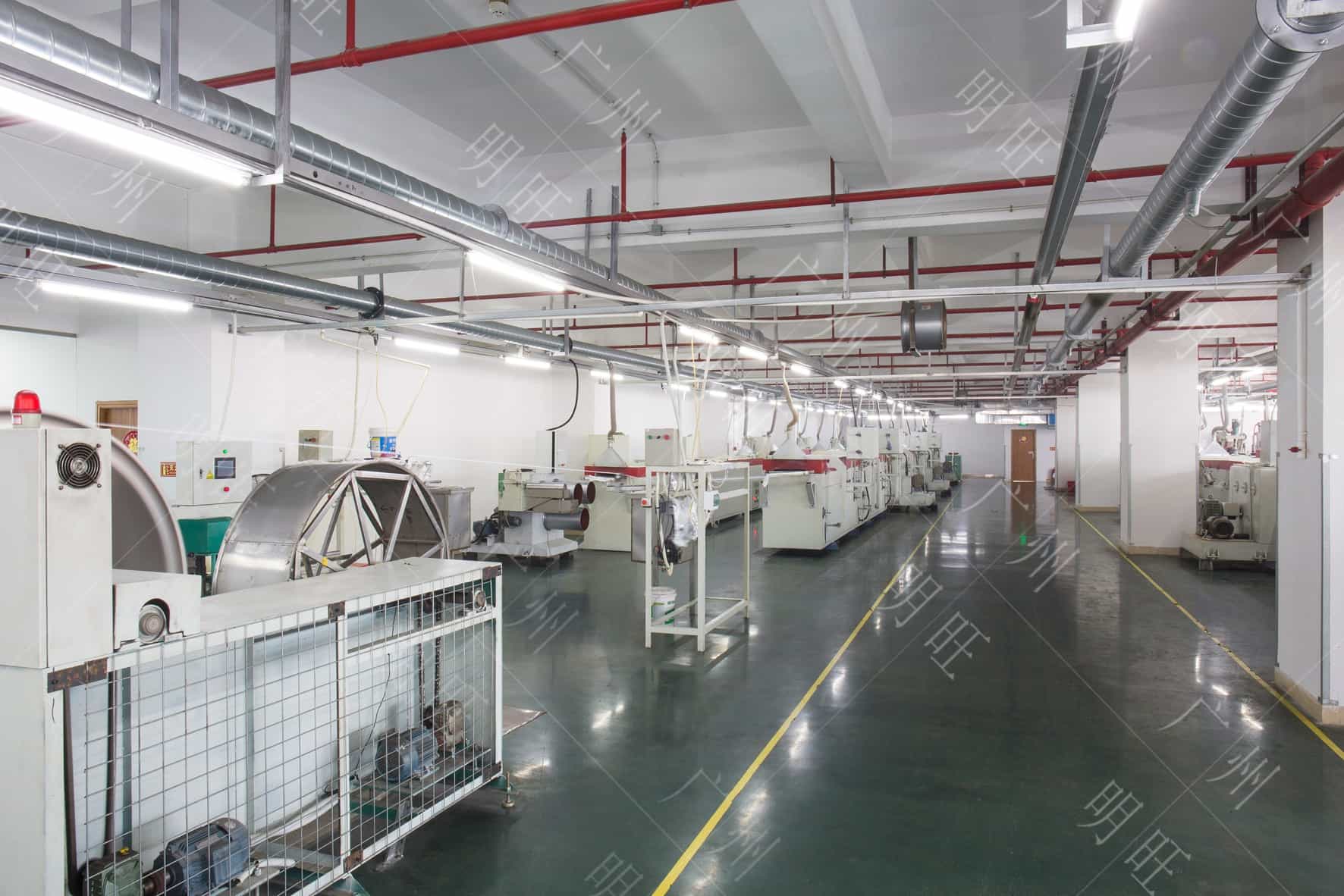 8000㎡現代化標準刷絲生產(chǎn)車(chē)間，通過(guò)ISO9001質(zhì)量管理體系認證